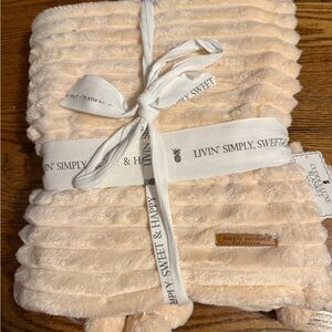 Simply Southern Ribbed Plush Blanket in Soft Beige